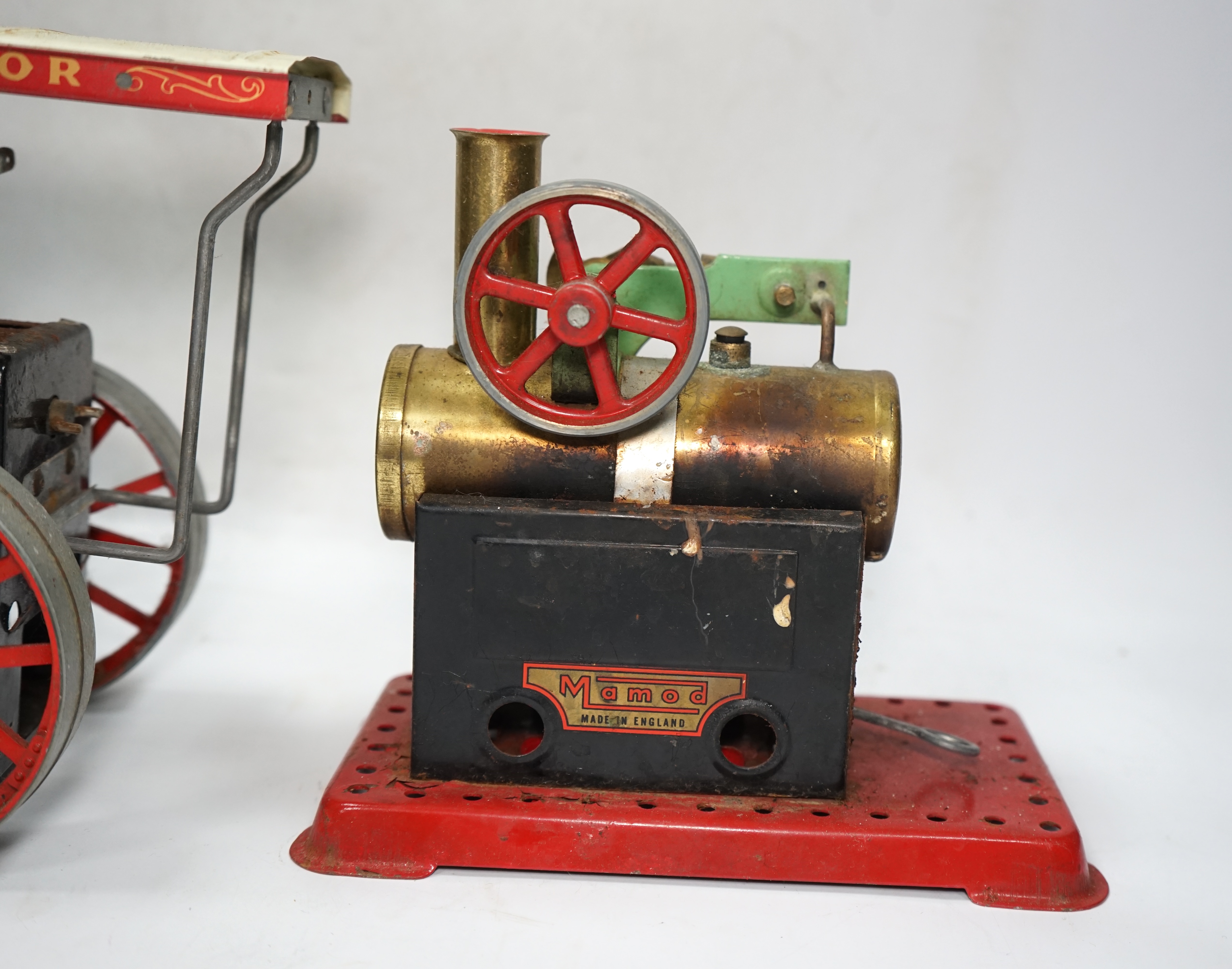 A Mamod live steam traction engine and a single cylinder stationary engine. Condition - poor to fair.